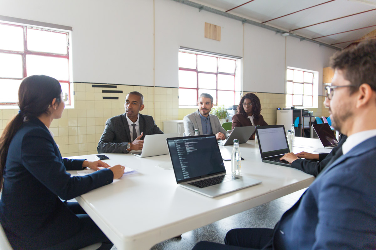 Group of analysts communicating during morning meeting